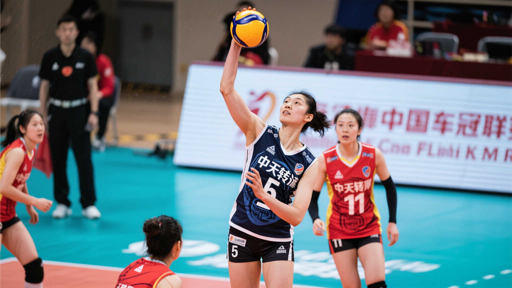 三连胜助中国女排重返亚洲巅峰,龚翔宇直言历经考验 值得注意的是,这些辉煌成果背后离不开主力选手如李盈